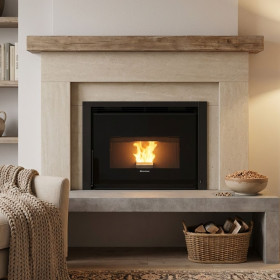 Insert à granulés Comfort P85 Plus 12 kW encastré dans cheminée avec façade noire et flamme visible