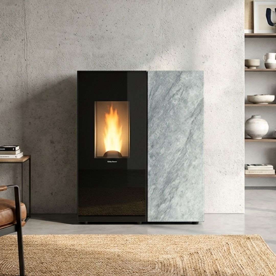 Poêle à granulés SHARON plus noir et marbre gris 10 kW en situation dans un salon contemporain