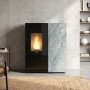 Poêle à granulés SHARON plus noir et marbre gris 10 kW en situation dans un salon contemporain