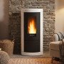 Poêle à granulés Extraflame Mietta Evo blanc et noir 9 kW allumé dans un salon moderne avec mur en pierre
