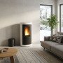 Poêle à granulés Mietta Evo blanc et noir 9 kW en situation dans un salon moderne