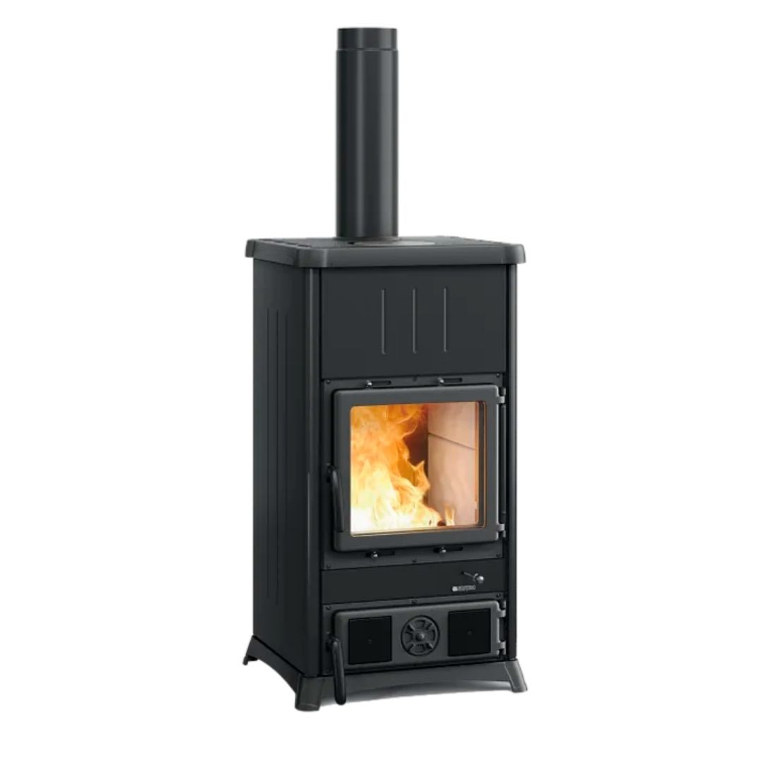 Poêle à bois en acier noir Nordica Concita Steel avec foyer allumé et conduit d'évacuation