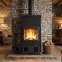 Poêle à bois Nordica Concita 2.0 Steel en acier noir installé dans un salon rustique avec feu allumé