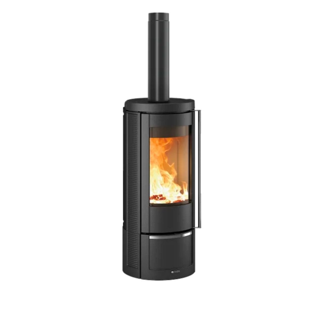 Poêle à bois en fonte Marlena.16 7,5 kW noir avec conduit sur fond blanc