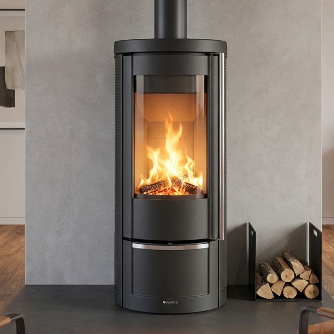 Poêle à bois La Nordica Marlena.16 7,5 kW installé dans un intérieur moderne