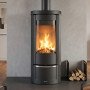 Poêle à bois La Nordica Marlena.16 7,5 kW installé dans un intérieur moderne