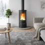 Poêle à bois La Nordica Marlena.16 7,5 kW installé près d’un canapé