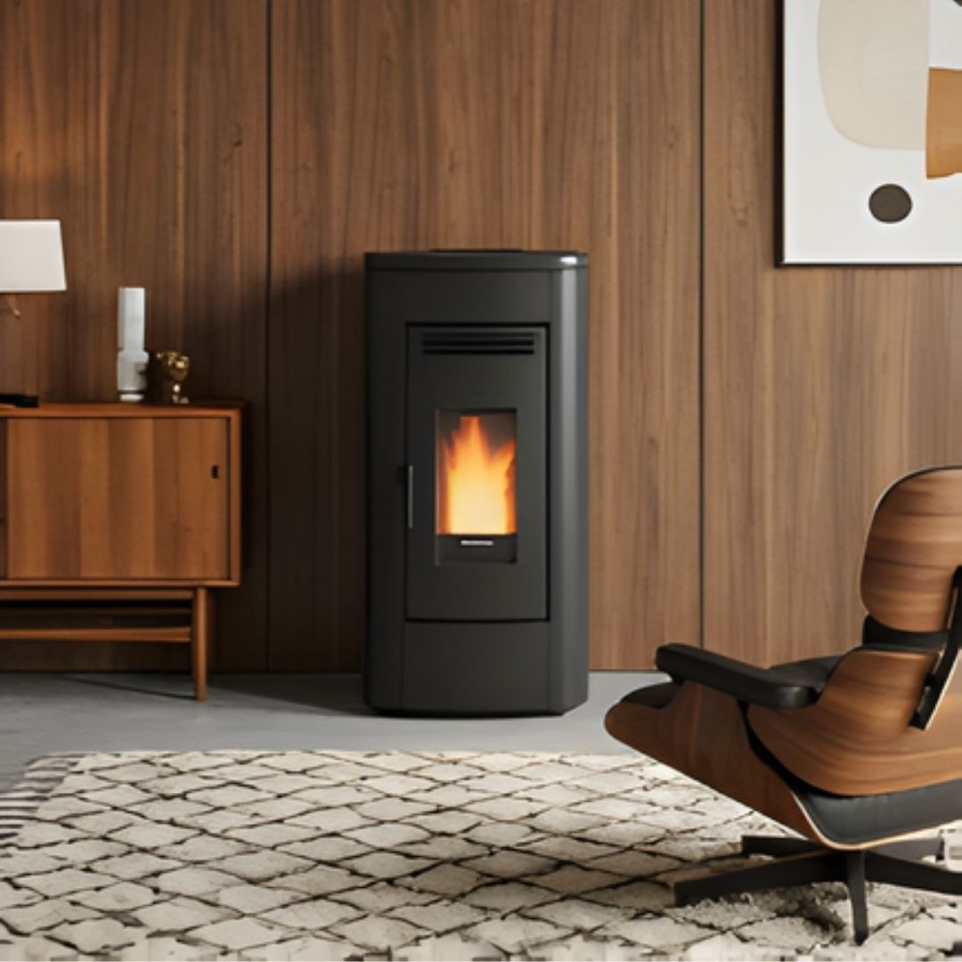 Poêle à granulés Klaudia Plus 5.0 8 kW noir installé devant un mur en bois