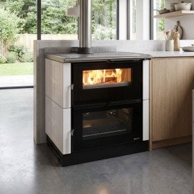 Cuisinière à bois Verona XXL Maiolica 7 kW finition blanche installation cuisine moderne