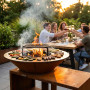Repas convivial autour du brasero BBQ plancha Brasinox Fiesta Island Ø75 cm