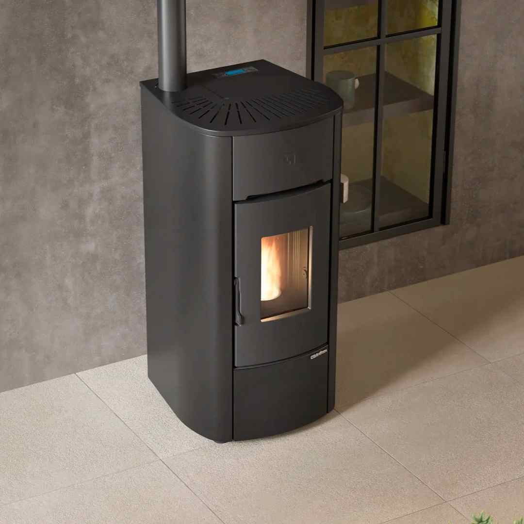 Poêle à granulés étanche Angelica Evo 8 kW noir vue de face flamme allumée
