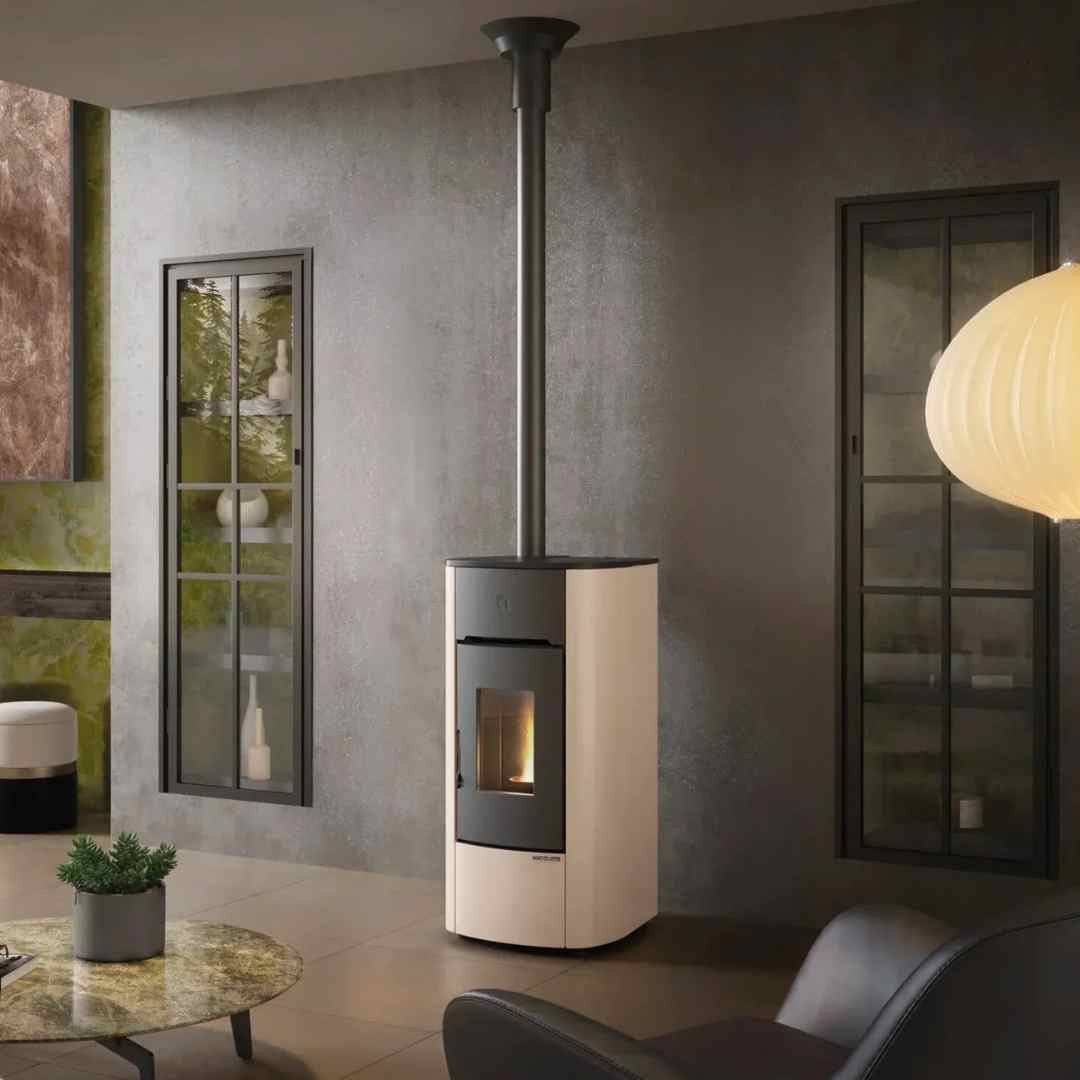 Poêle à granulés Angelica Evo 8 kW installation intérieure salon moderne