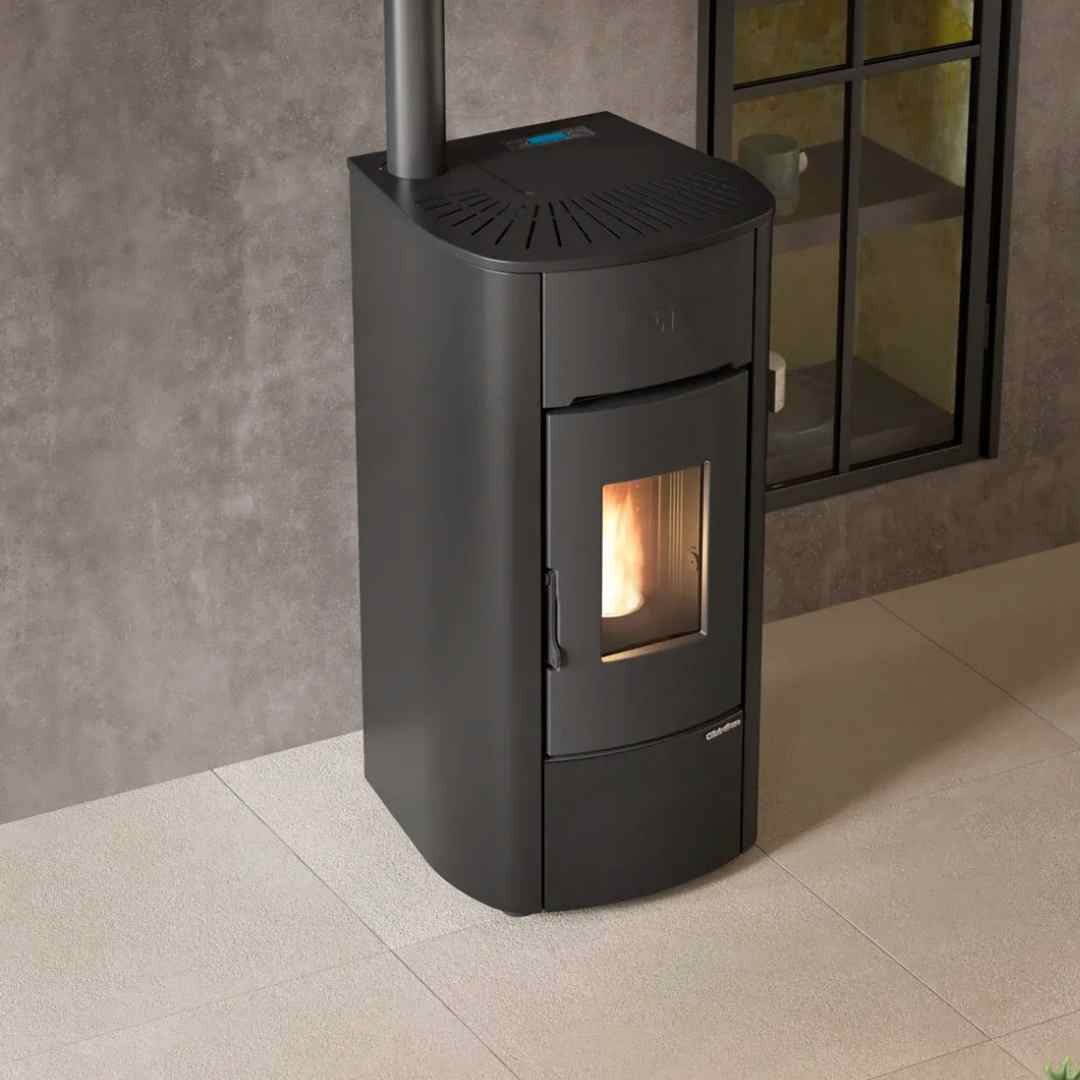 Poêle à pellets Angelica Plus Evo 8 kW flamme allumée porte vitrée