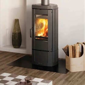 Poêle à bois en fonte émaillée Candy Lean 6.6 kW installation salon flamme visible