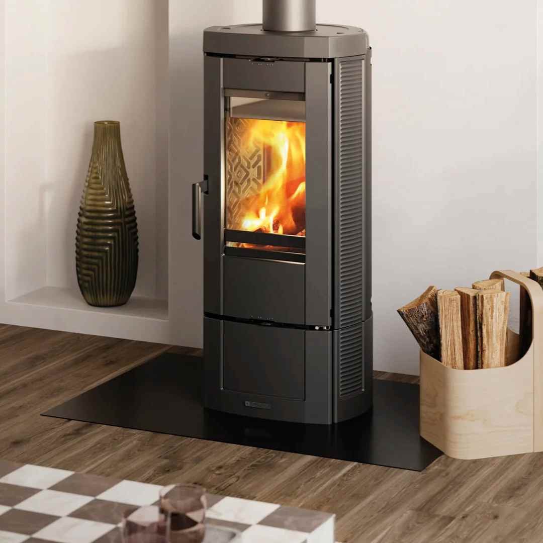 Poêle à bois en fonte émaillée Candy Lean 6.6 kW installation salon flamme visible