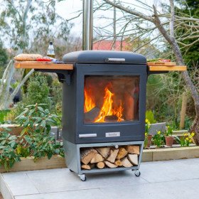 Barbecue à bois Hestia 600 Heat & Grill avec feu visible et tablettes latérales en bois