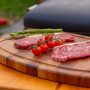 Steaks crus et tomates cerises préparés pour cuisson sur barbecue Hestia 600