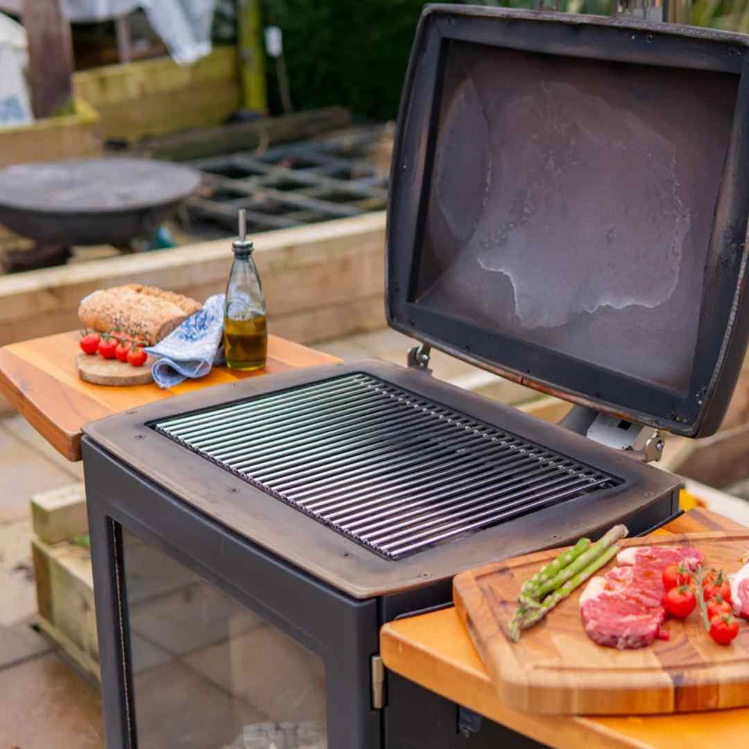 Barbecue à bois Hestia 600 Heat & Grill ouvert avec grille de cuisson et plan de travail