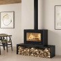 Poêle à bois Dante 16 12,4 kW installation salon moderne avec rangement bûches