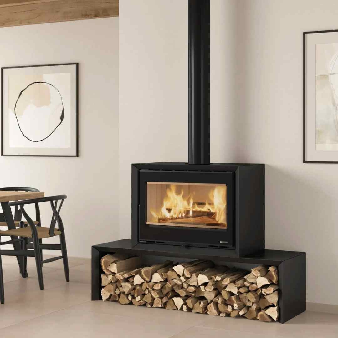 Poêle à bois Dante 16 12,4 kW installation salon moderne avec rangement bûches