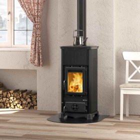 Poêle à bois raccordable Emiliana 165 Steel noir dans un intérieur