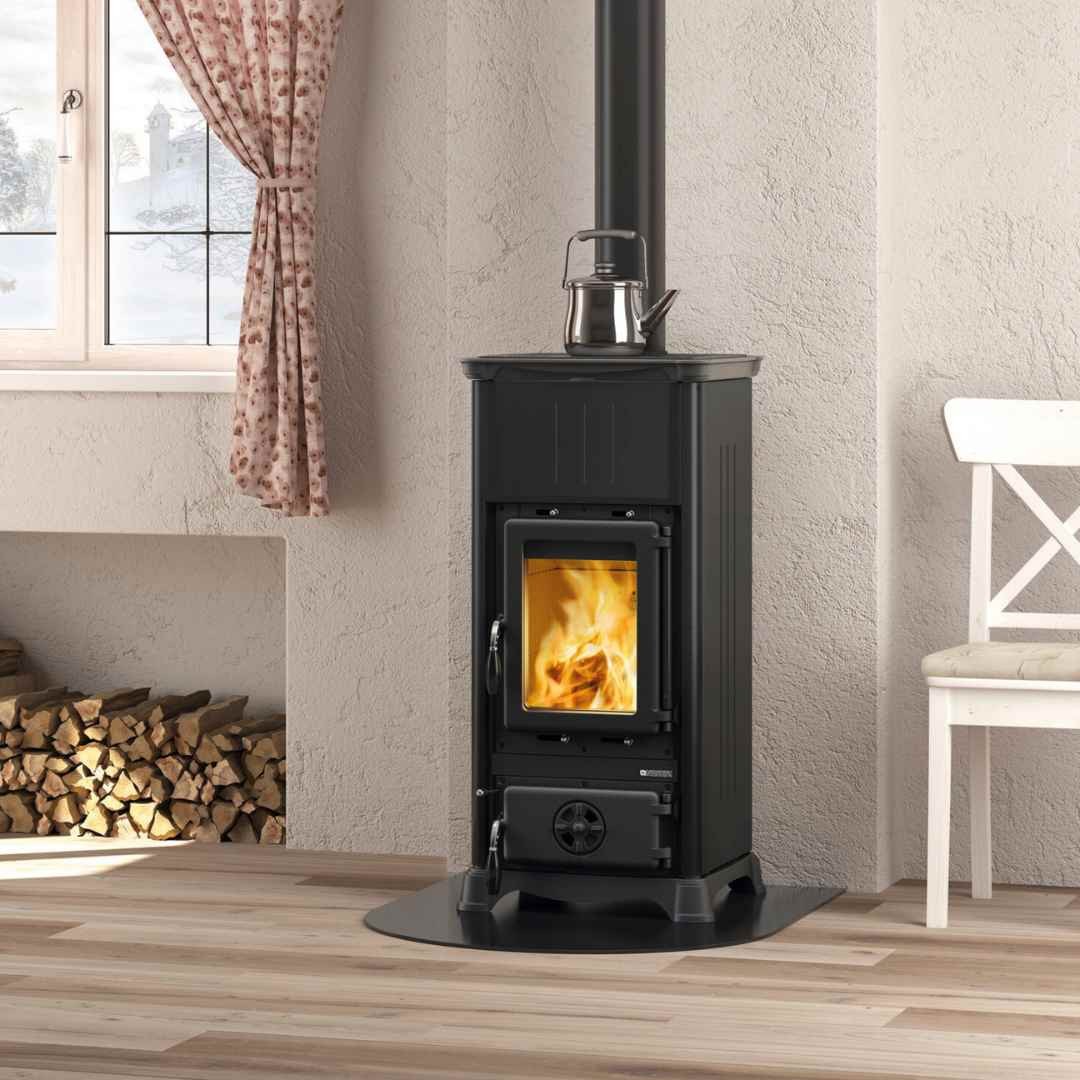 Poêle à bois raccordable Emiliana 165 Steel noir dans un intérieur