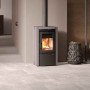 Poêle à Bois en Pierre ESTER 5.0 8 kW installé dans un intérieur