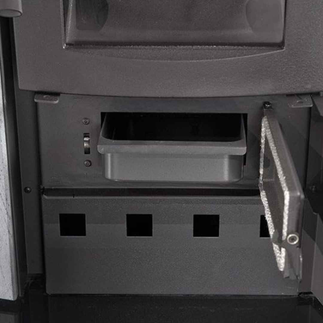 Détail du compartiment inférieur du poêle à bois Ester Forno 5.0 avec porte ouverte