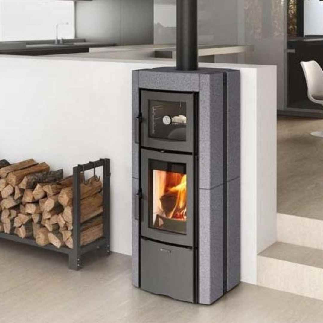 Poêle à bois avec four Ester Forno 5.0 8 kW en pierre dans un intérieur moderne