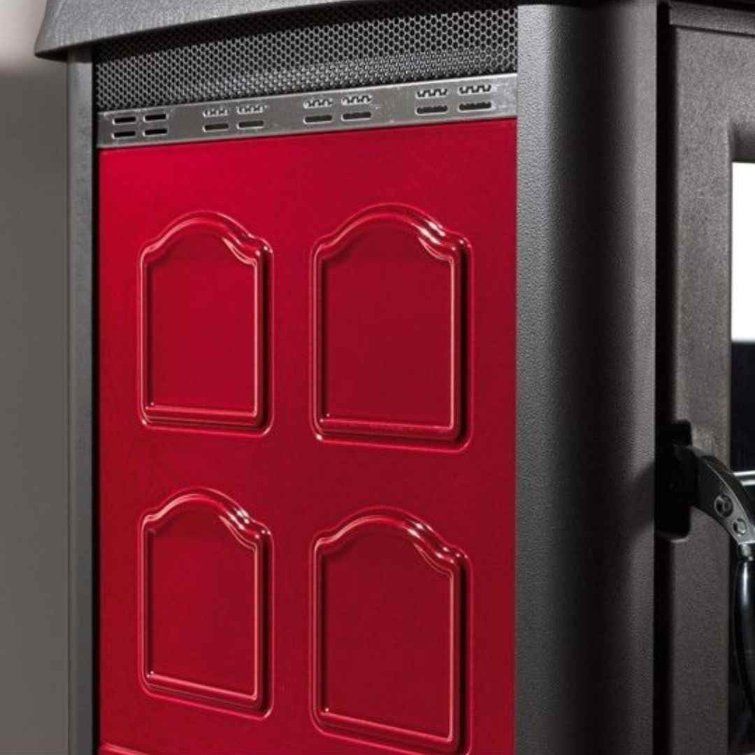 Détail du revêtement en céramique rouge du poêle à bois avec four Gemma Forno.165 Ceramica 7,3 kW