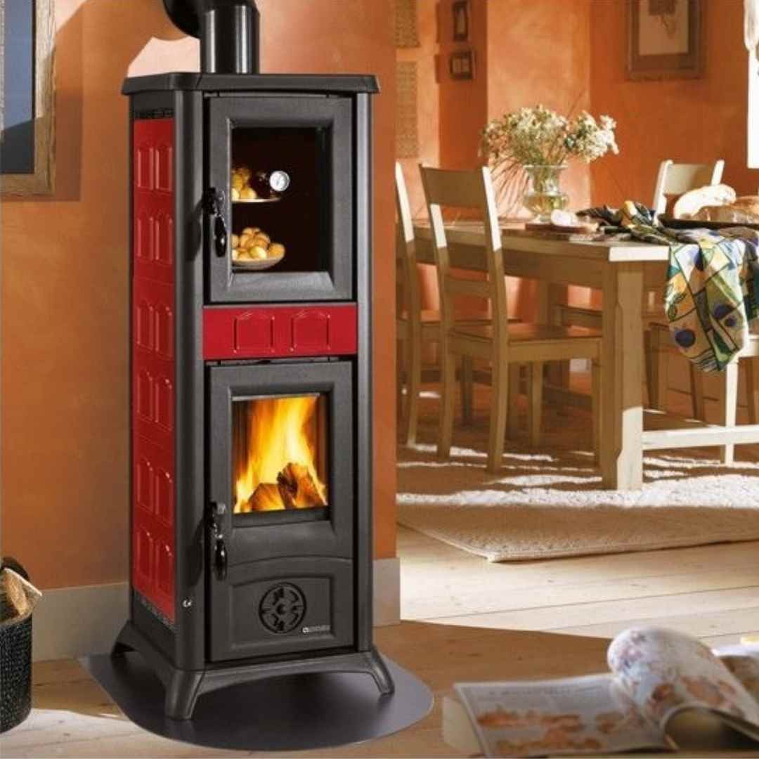 Poêle à bois avec four Gemma Forno.165 Ceramica 7,3 kW en situation dans une cuisine