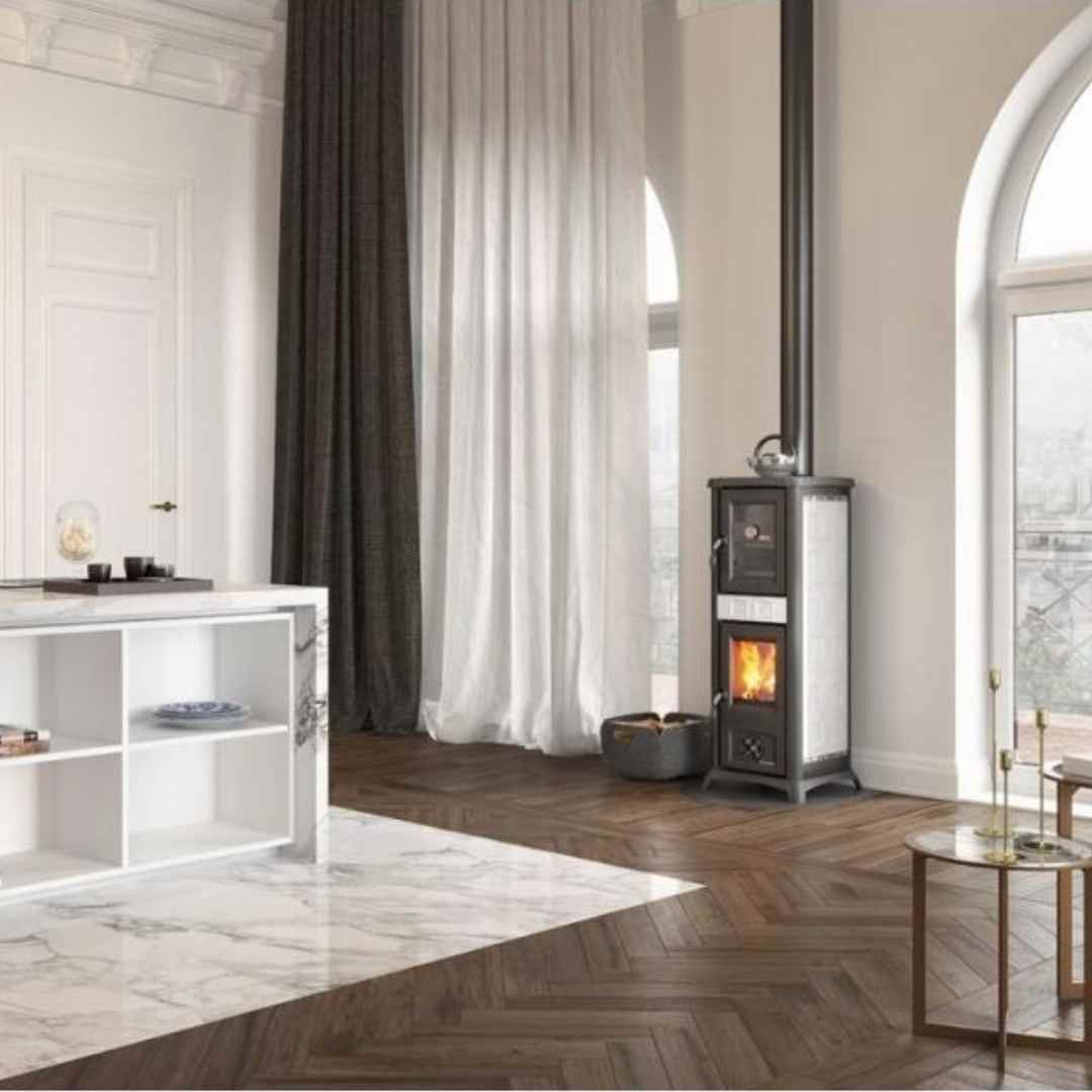 Poêle à bois avec four Gemma Forno.165 Ceramica 7,3 kW dans un intérieur lumineux