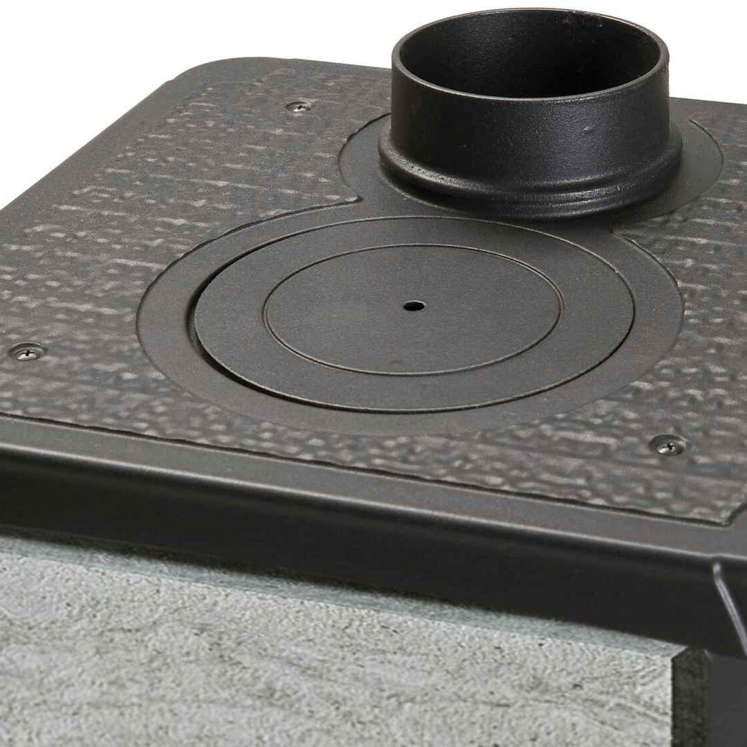Détail de la sortie de fumée supérieure du poêle à bois avec four Gemma Forno.165 Petra