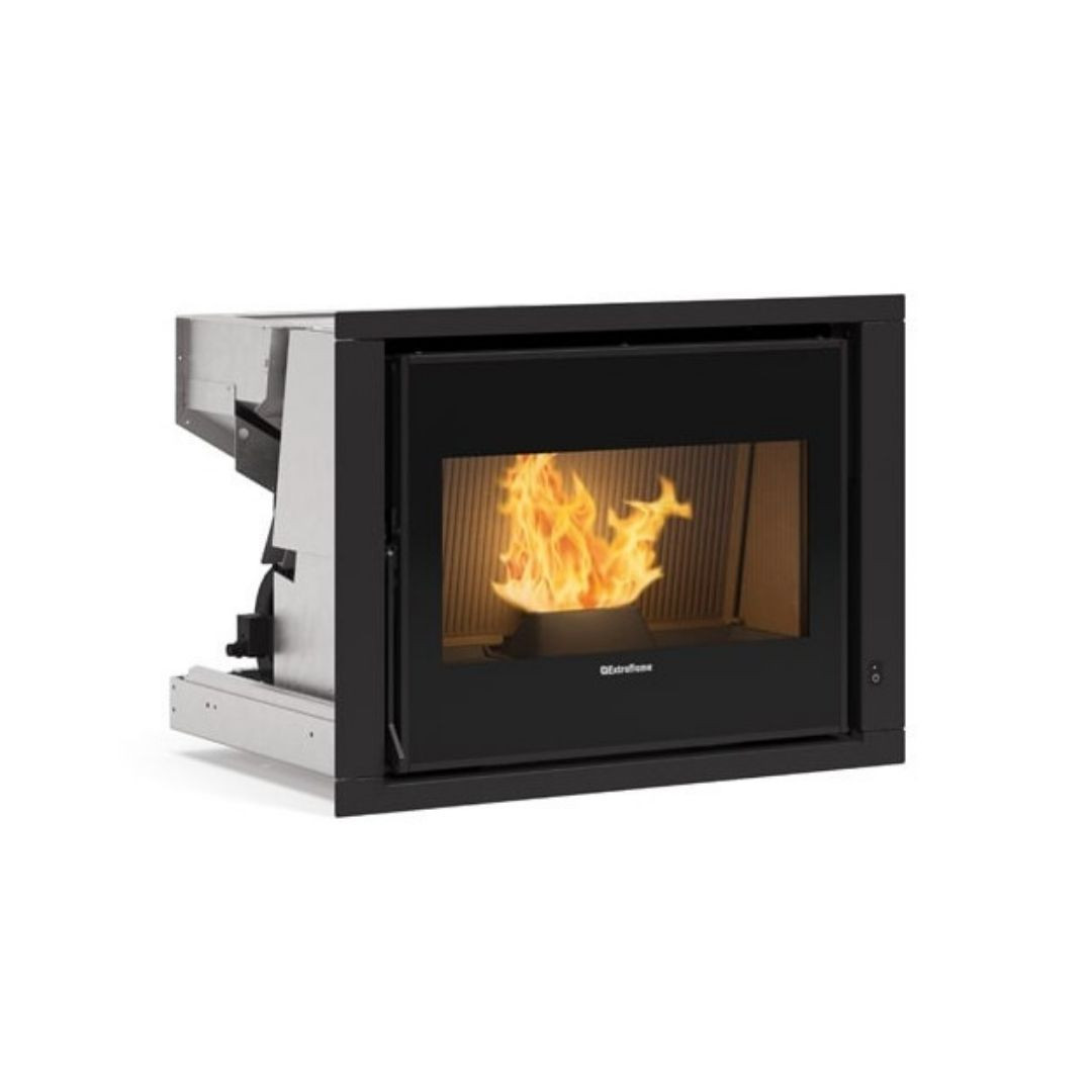 Insert à granulés moderne Comfort P70 Air H49 8 kW sur fond blanc