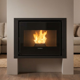 Insert à pellets Comfort P70 Air H49 8 kW encastré dans une cheminée contemporaine