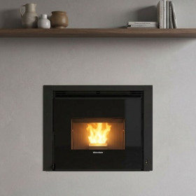 Insert à pellets Comfort P70 Air Plus 10 kW encastré dans une cheminée moderne