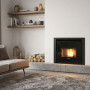 Insert à granulés Comfort P70 Air Plus 10 kW installé dans un salon contemporain
