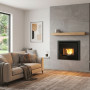 Insert à pellets canalisable Comfort P70 Air Plus 10 kW intégré dans un mur moderne
