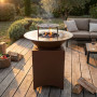 Brasero plancha bois Brasinox Fiesta Ø75 cm allumé sur une terrasse extérieure