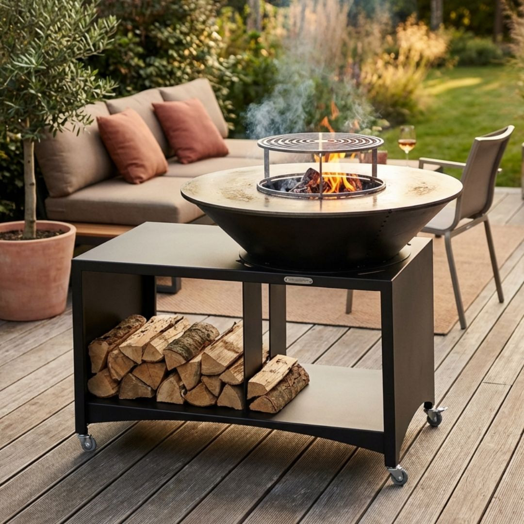 Brasero plancha rectangulaire Island Ø75 cm installé sur une terrasse avec rangement pour bûches