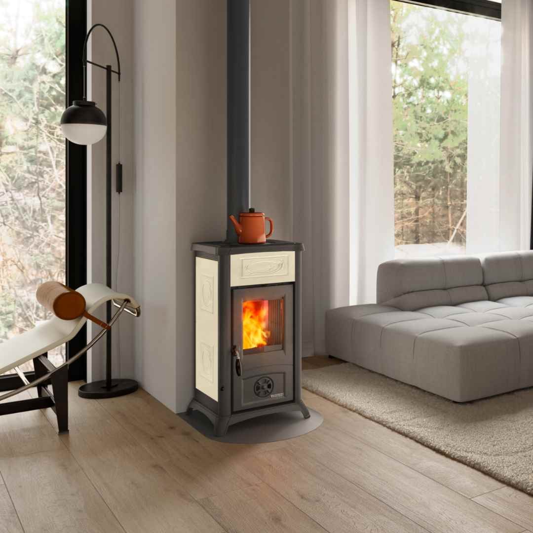 Poêle à bois Gemma Lean Ceramica 6,5 kW installé dans un salon moderne