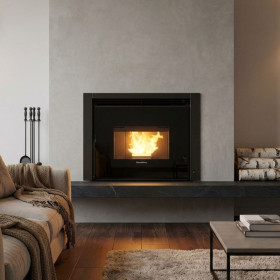 Insert à granulés Comfort P70 Air 10 kW encastré dans une cheminée moderne