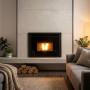 Insert à pellets Comfort P70 Air 10 kW intégré dans une cheminée avec rangement à bûches
