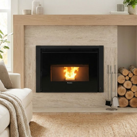 Insert à pellets Comfort P85 12 kW encastré dans une cheminée moderne avec rangement à bûches