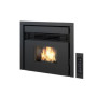 Insert à granulés Prezzemolo 7,5 kW noir avec télécommande sur fond blanc