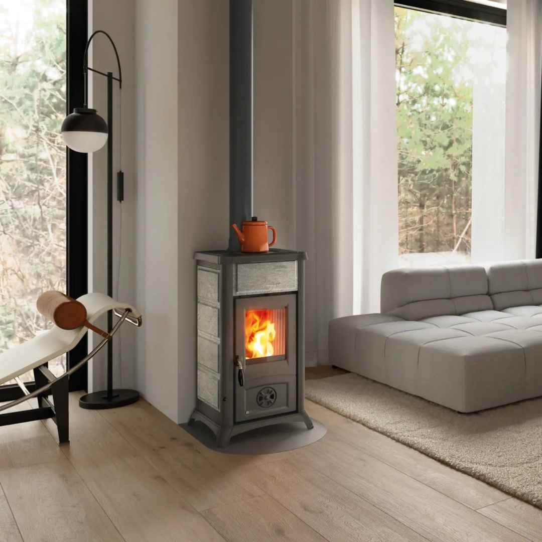 Poêle à bois Gemma Lean Petra 6,5 kW installé dans un salon moderne