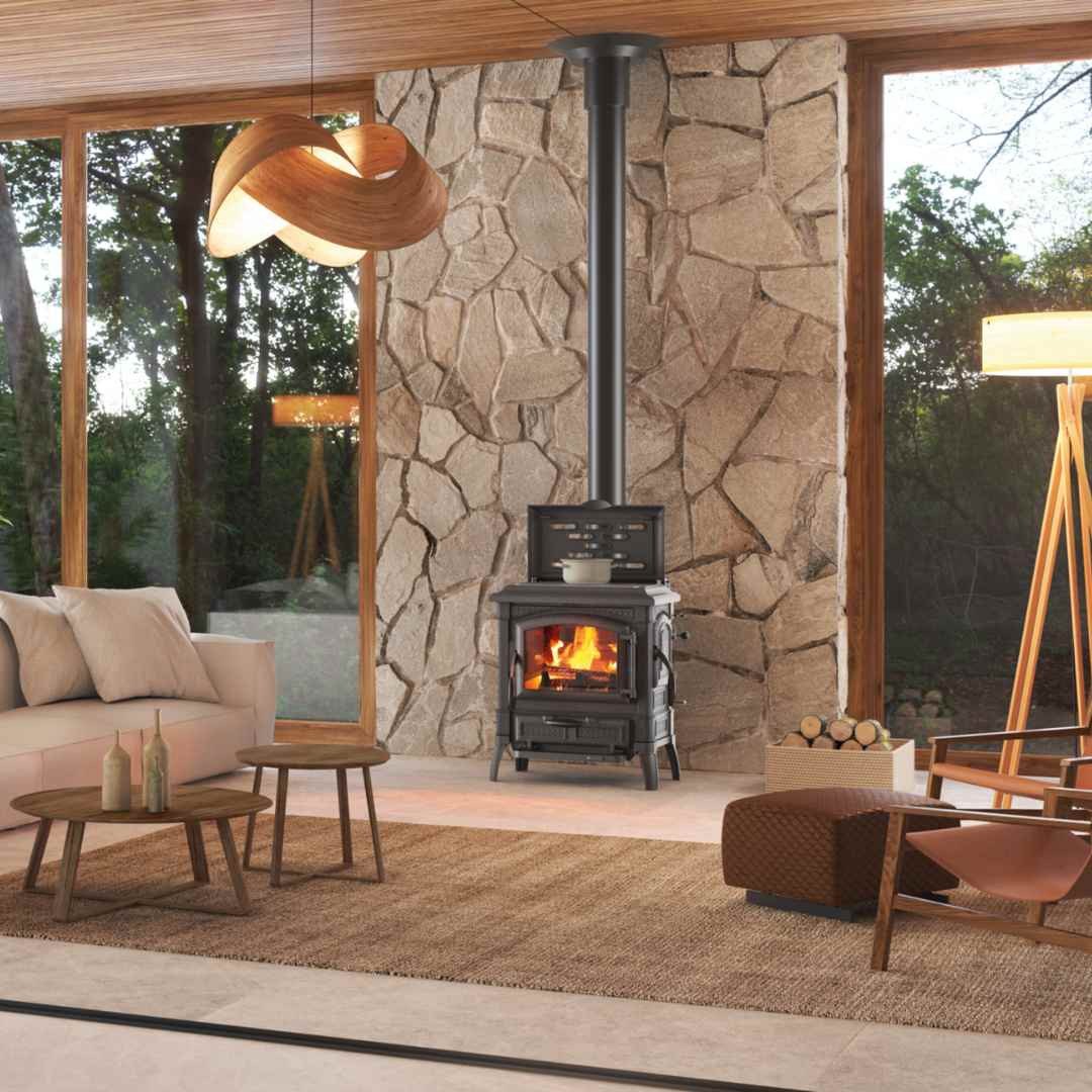 Poêle à bois avec plaque de cuisson ISETTA CC LEAN 7,7 kW installé dans un salon