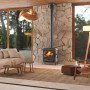 Poêle à bois en fonte ISETTA LEAN 7,7 kW installé dans un salon