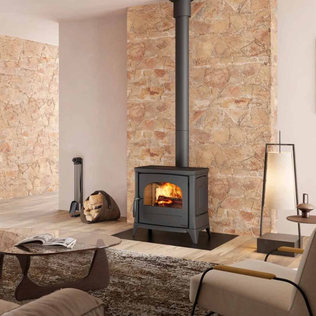 Poêle à Bois En Fonte LAVINIA EOS 11,7 kW Installé Dans Un Intérieur