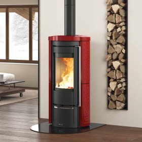 Poêle À Bois Rond LIÙ.16 7,5 kW Rouge En Faïence Installé Dans Un Salon